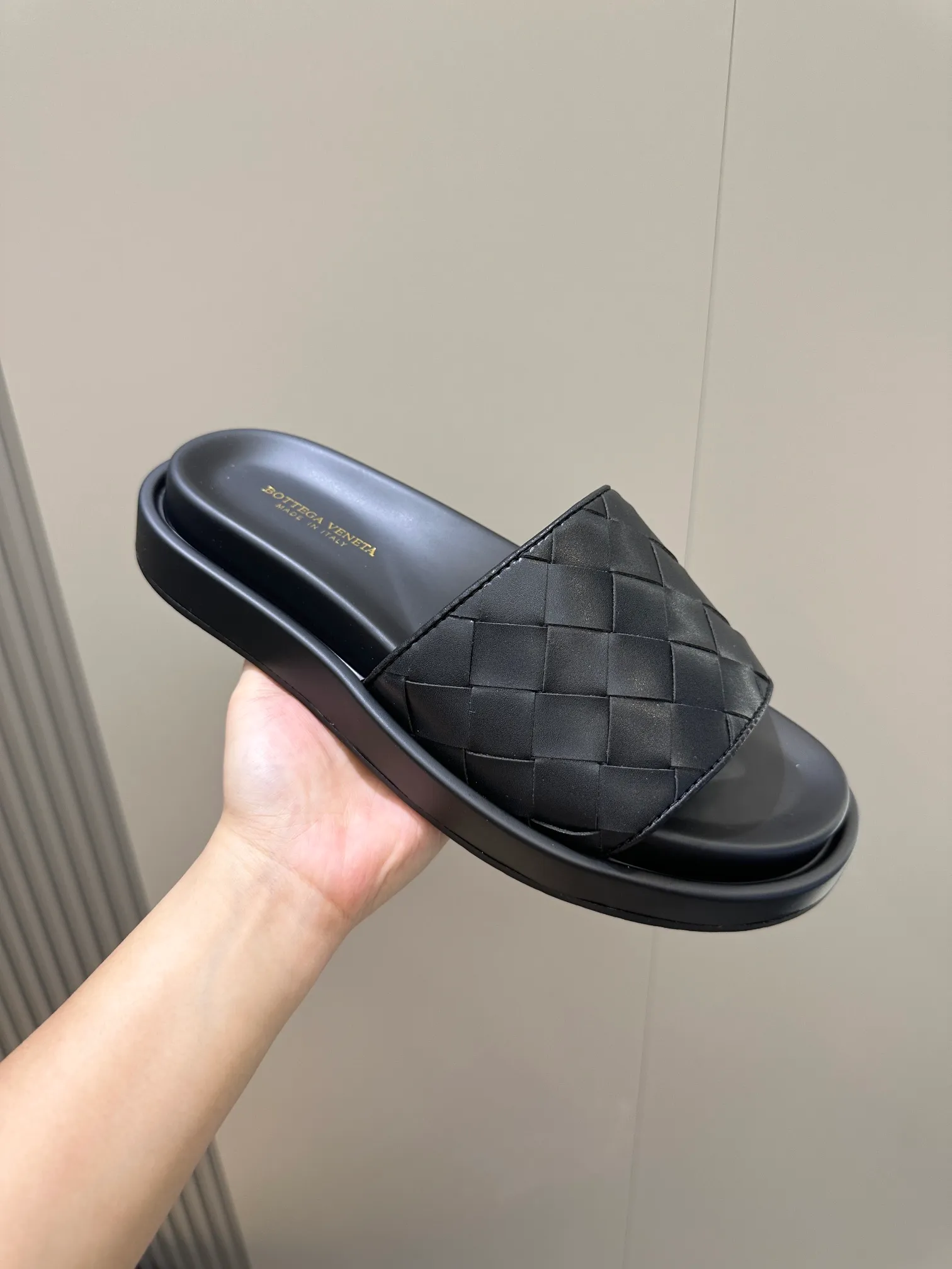 Factory price: 360💰BV hand-woven men's slippers and sandals - suitable for walking. It still emphasizes minimalism and practical wearability, but is full of vivid artistry. Super classic, luxurious and comfortable, imported cowhide + cowhide lining + lightweight outsole Size: 39-44 (customized at 38.45)